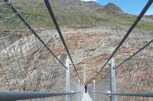 Hängebrücke über steinigem Gelände