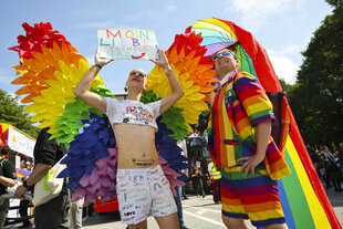Bunt kostümierte Teilnehmer beim Start der Parade zum Christopher Street Day (CSD)