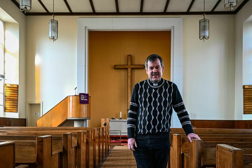 Pfarrer Gottfried Martens in seiner Kirche Dreieinigkeits-Gemeinde