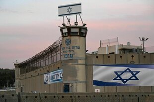 Grenzturm behängt mit Israel-Flaggen