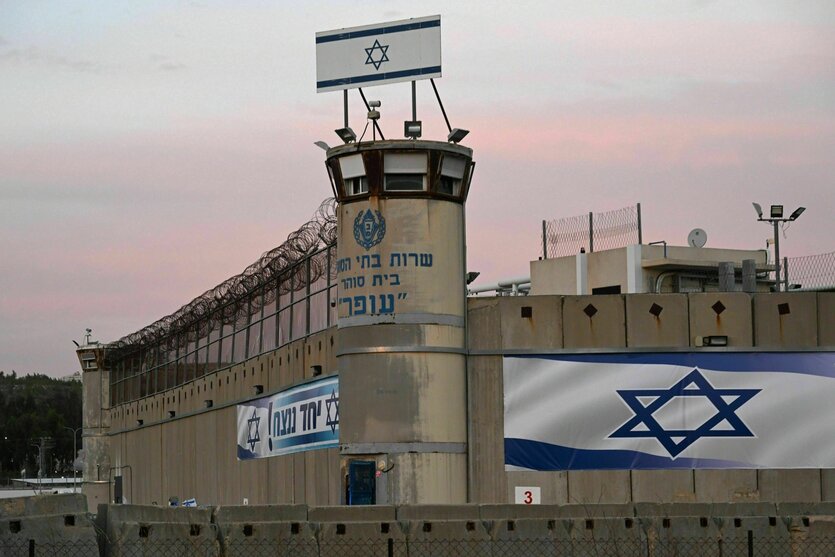 Grenzturm behängt mit Israel-Flaggen