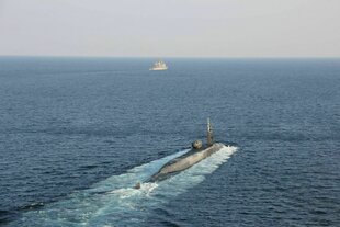 Das U-Boot USS „Georgia fährt an der Wasseroberfläche über das offene Meer