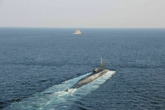 Das U-Boot USS „Georgia fährt an der Wasseroberfläche über das offene Meer