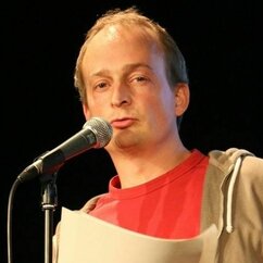 Henning Bleys vor einem Mikrofon