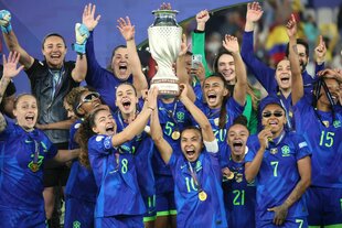 Marta und die brasilianischen Fußballerinnen jubeln über die Copa America