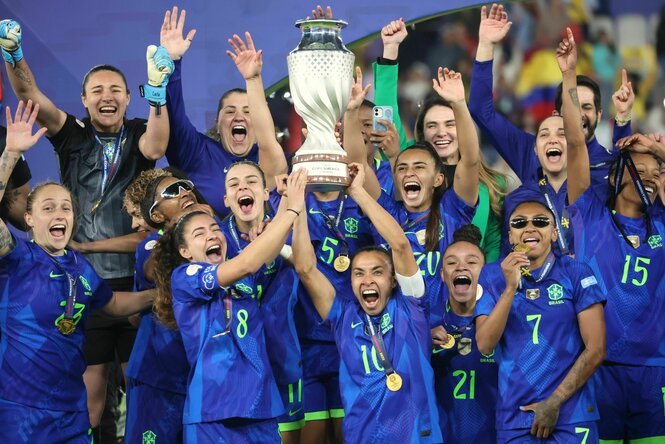 Marta und die brasilianischen Fußballerinnen jubeln über die Copa America