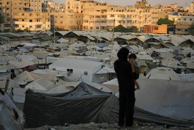 Eine Frau vor Zelten eines Camps in Gaza-Stadt