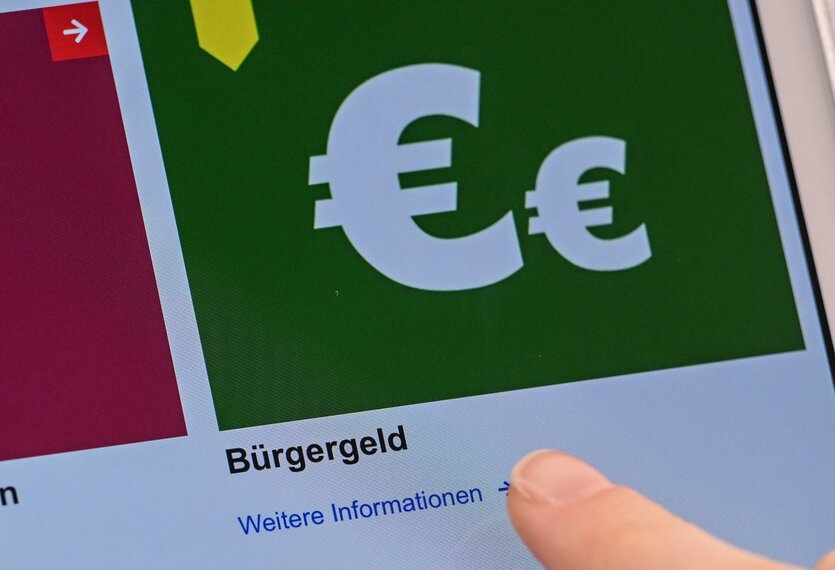 Zwei Euro-Zeichen vor grünem Hintergrund.