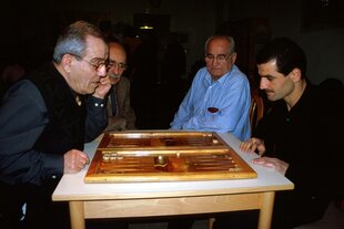 Zwei Männer spielen Backgammon