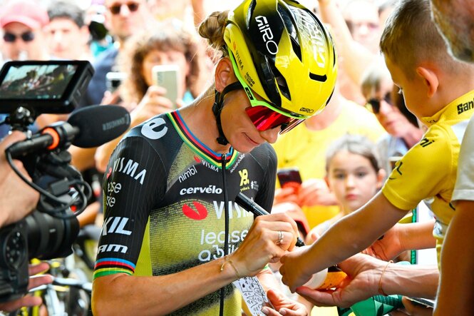 Tour-Siegerin Pauline Ferrand-Prévot gibt Autogramme