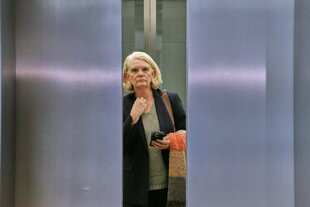 Saskia Ludwig steht in einem Aufzug