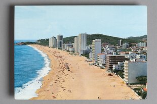 Postkartenansicht eines Strandes, am Rand stehen viele Hochhäuser