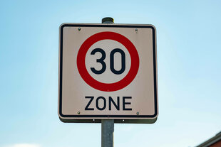 Ein Tempo-30-Schild vor blauem Himmel