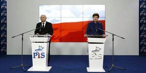 PiS-Chef Jaroslaw Kaczynski und die designierte Ministerpräsidentin Beata Szydlo stellen die neue Regierung vor.