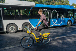 Ein Fahrradfahrer fährt an einem Bus vorbei
