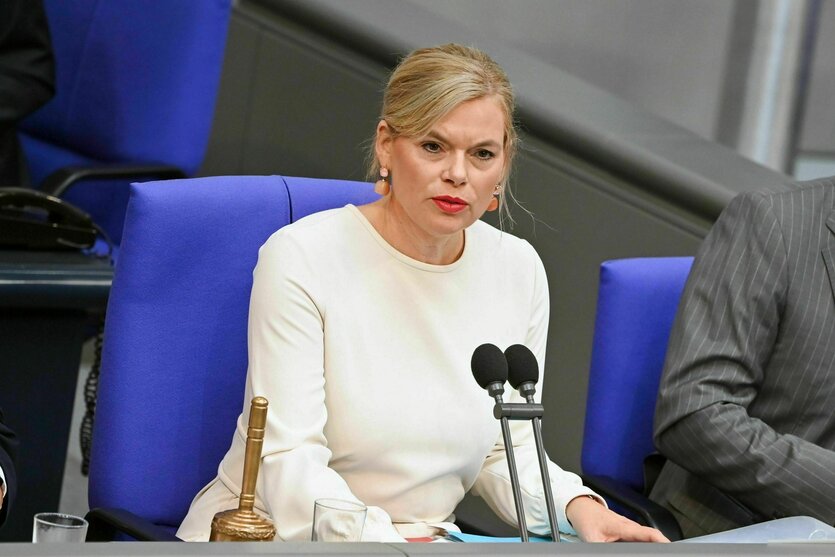 Eine Frau spricht während einer Sitzung des Bundestags