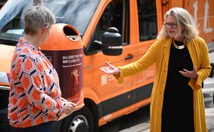 Ute Bonde (CDU,l), Berliner Senatorin für Klimaschutz und Umwelt (CDU) und Stephanie Otto, Vorstandsvorsitzende der Berliner Stadtreinigung (BSR), sprechen bei der Sauberkeitskampagne