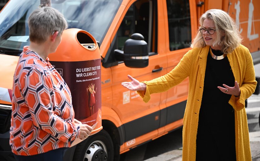 Ute Bonde (CDU,l), Berliner Senatorin für Klimaschutz und Umwelt (CDU) und Stephanie Otto, Vorstandsvorsitzende der Berliner Stadtreinigung (BSR), sprechen bei der Sauberkeitskampagne