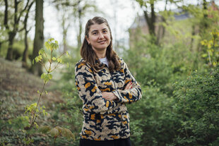 Hazal Ocak in einem lichten Wald