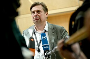 Maximilian Krah zieht eine Schnute