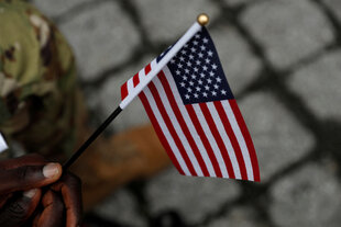 Ein Mann mit USA-Fahne