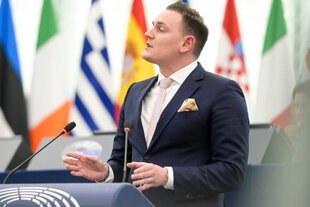 Der AfD-Europaabgeordnete Tomasz Froelich steht an einem Rednerpult.