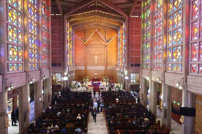 Trauerfeier in einer Kirche