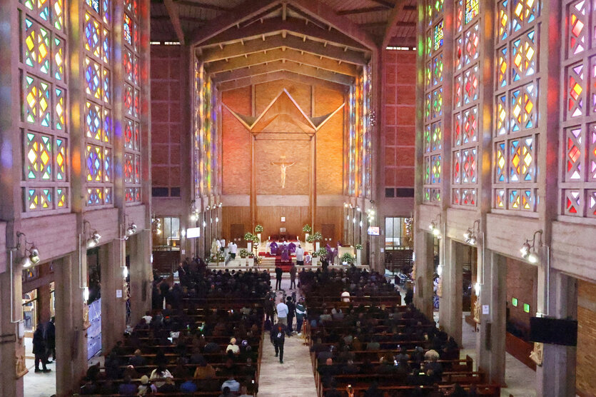 Trauerfeier in einer Kirche