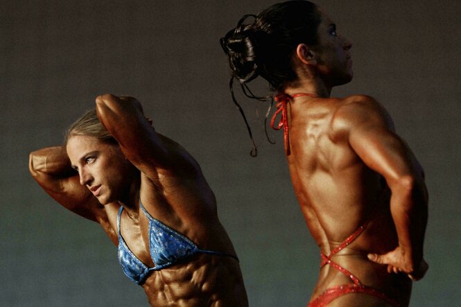 Zwei Bodybuilderinnen performen auf einer Bühne