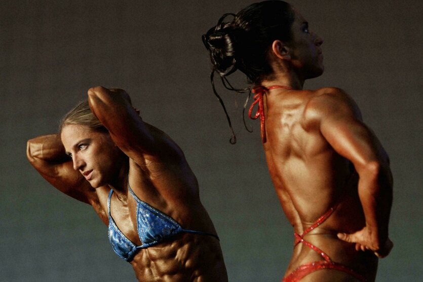 Zwei Bodybuilderinnen performen auf einer Bühne