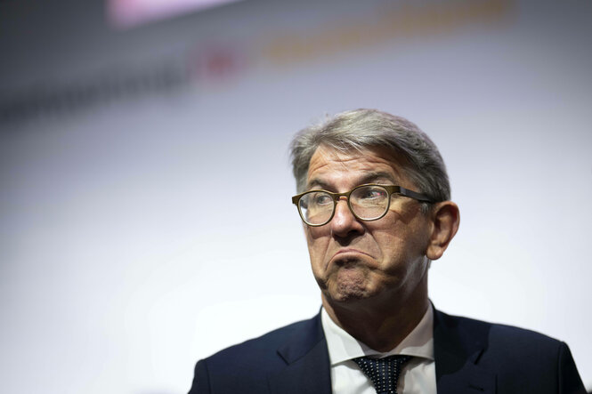 Wolfram Weimer verzieht die Mundwinkel