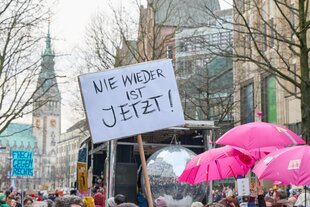 Ein Plakat mit der Aufschrift „Nie wieder ist jetzt” auf einer Demo in Hamburg