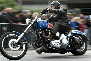 Mann auf Harley Davidson in Motorradkluft