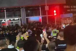 Protestierende und Polizeibeamte drängeln sich auf den Straßen