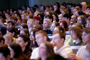 Studenten lauschen im großen Hörsaal am Tag der Erstsemesterbegrüßung den Ausführungen der Uni-Vertreter zum Wintersemester 2023/24 an der Uni Köln