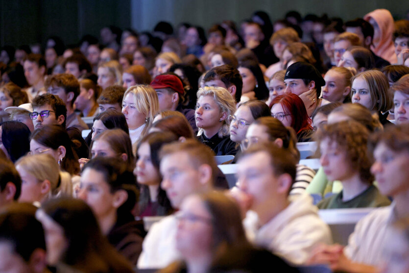 Studenten lauschen im großen Hörsaal am Tag der Erstsemesterbegrüßung den Ausführungen der Uni-Vertreter zum Wintersemester 2023/24 an der Uni Köln