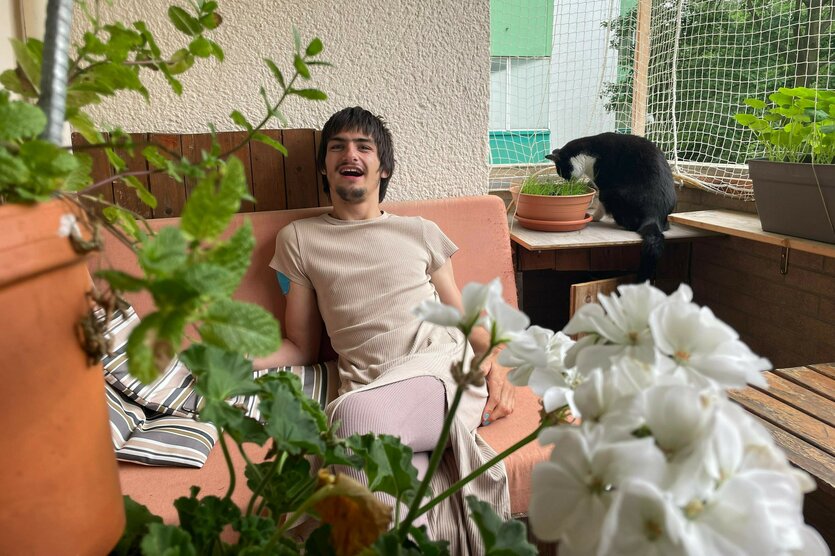 Linn Bade auf ihrem Balkon