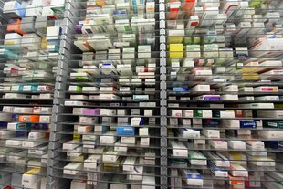 Medikamente liegen im Lager einer Apotheke (Symbolbild)