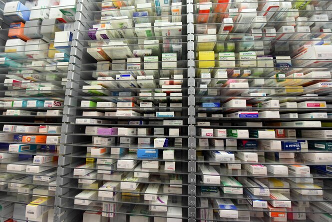Medikamente liegen im Lager einer Apotheke (Symbolbild)