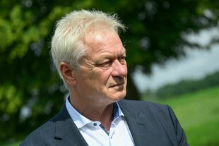 Ein Mann steht auf einem grünen Feld