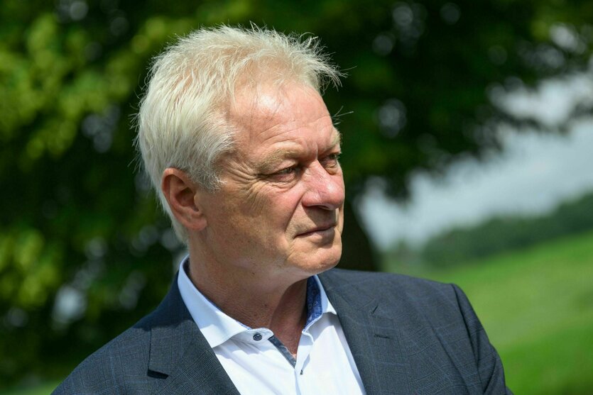 Ein Mann steht auf einem grünen Feld