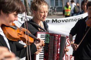 Die Musikgruppe Lebenslaute spielt Musik zu Beginn einer Demonstration gegen das Flüchtlings-Aufnahmelager in Eisenhüttenstadt im Jahr 2014. Die Demonstranten forderten u.a. die Abschaffung der Lager als Unterkunft für Asylsuchende und die Abschaffung der