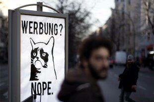 Plakat der Initiative Berlin Werbefrei mit der Aufschrift: "Werbung? Nope"