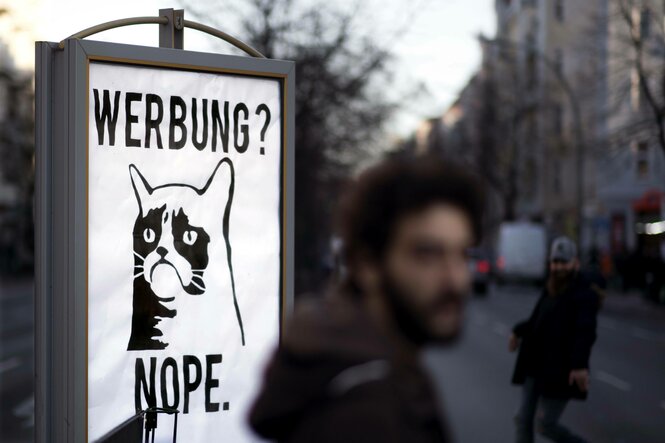 Plakat der Initiative Berlin Werbefrei mit der Aufschrift: "Werbung? Nope"