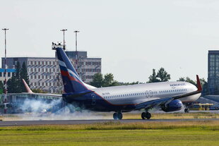 Ein Flugzeug landet auf dem Flughafen in Novosibirsk