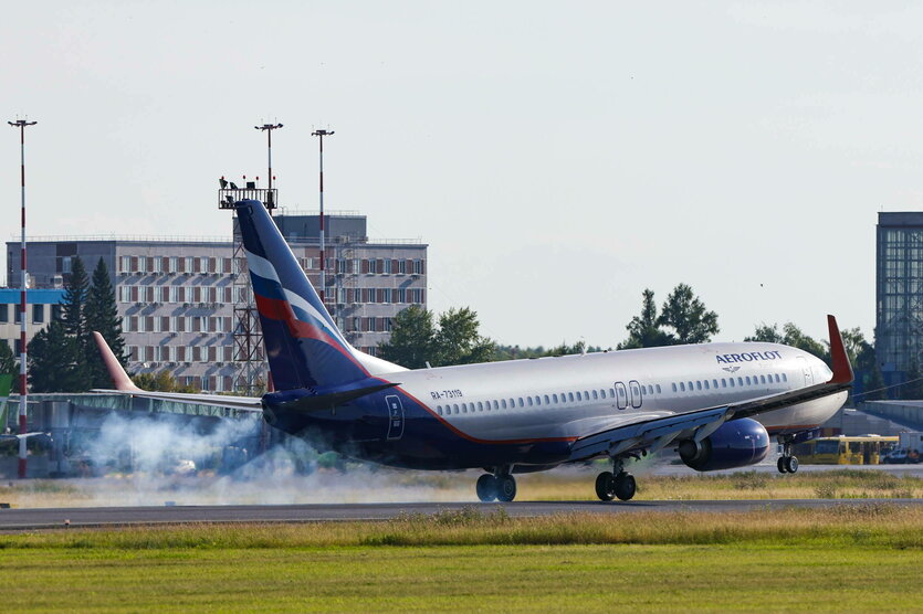 Ein Flugzeug landet auf dem Flughafen in Novosibirsk