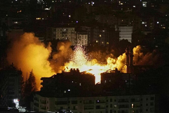 Flammen und Rauch sind nach einem israelischen Luftangriff auf eine Stadt im Libanon