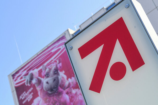 Das Logo des deutschen Medienunternehmens ProSiebenSat.1 vor dem Hauptsitz in Unterföhring bei München