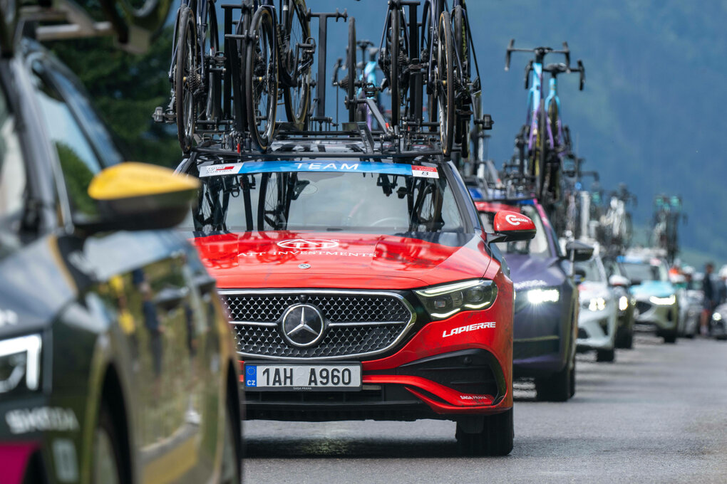 Autokarawane bei der Tour of Austria 2025