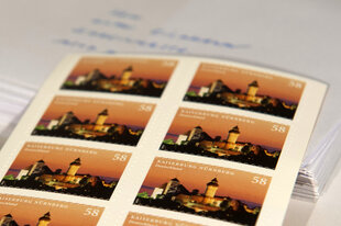 Ein Bogen mit Briefmarken der Deutschen Post liegt am 02.01.2013 in Berlin vor einem Briefstapel